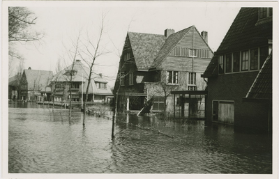 A-1804 XI De Noordsingel tussen de Meidoornlaan (thans Sportlaan) en Park van Nieuwenhove te Middelburg tijdens de inundatie